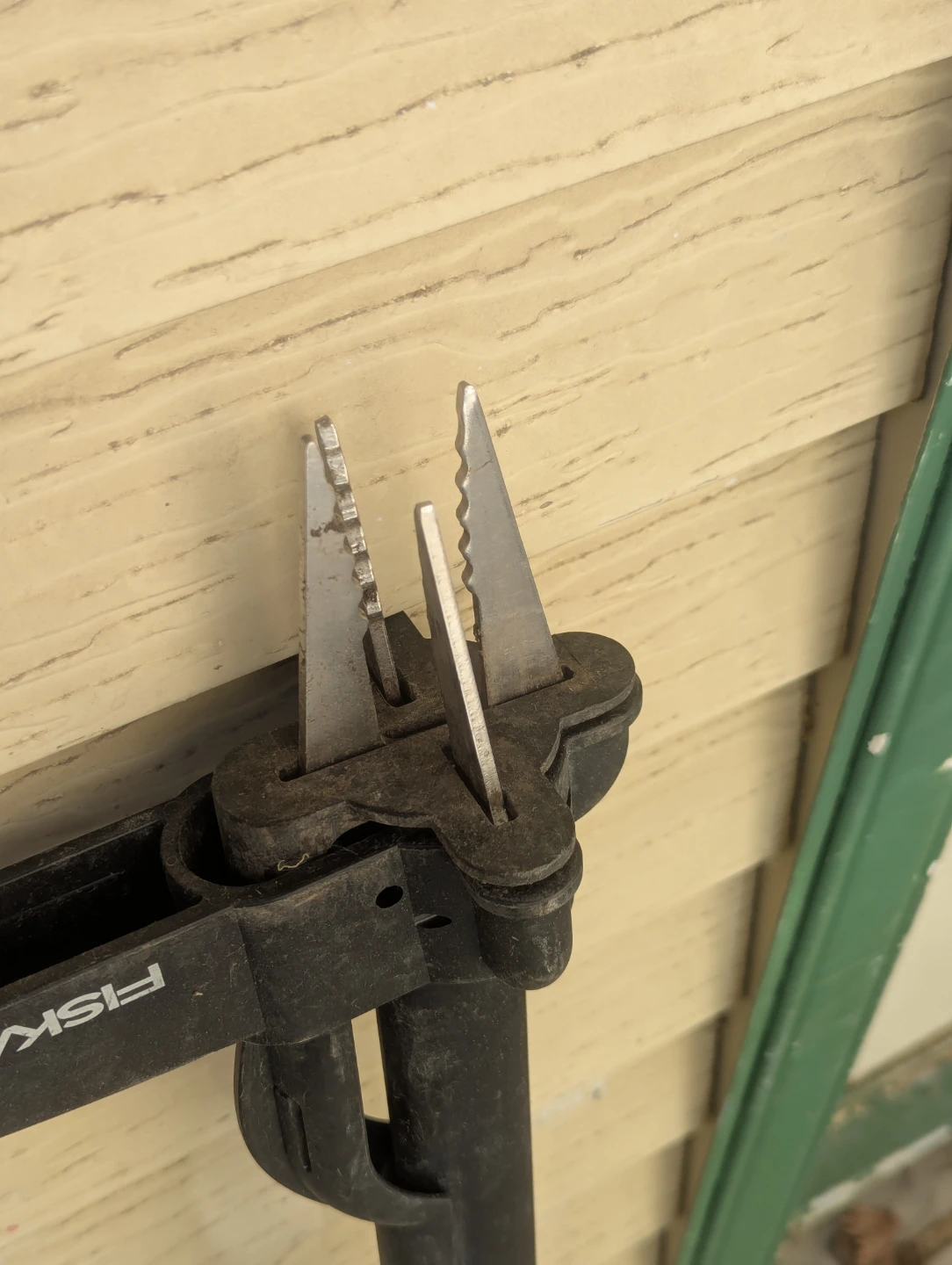 Fiskars 4-Claw Weed Puller Remover Tool - photo 2
