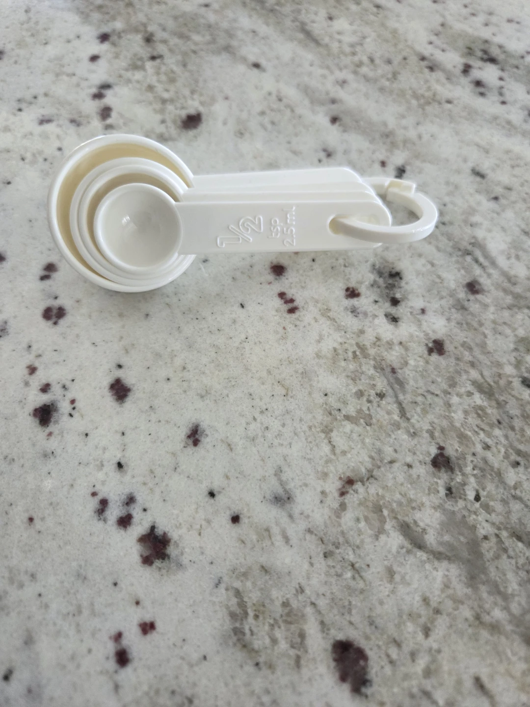 8 Piece White Plastic Measuring Cups & Spoons Set - photo 2