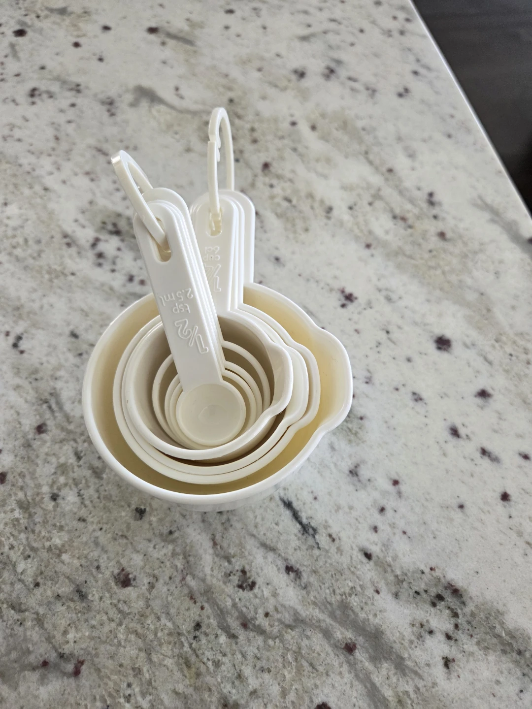 8 Piece White Plastic Measuring Cups & Spoons Set - photo 3