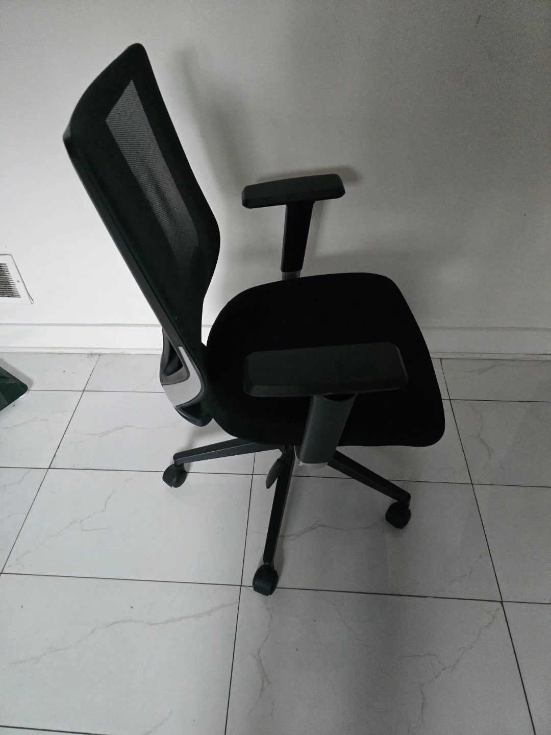 Black Mesh Office Chair - photo 2