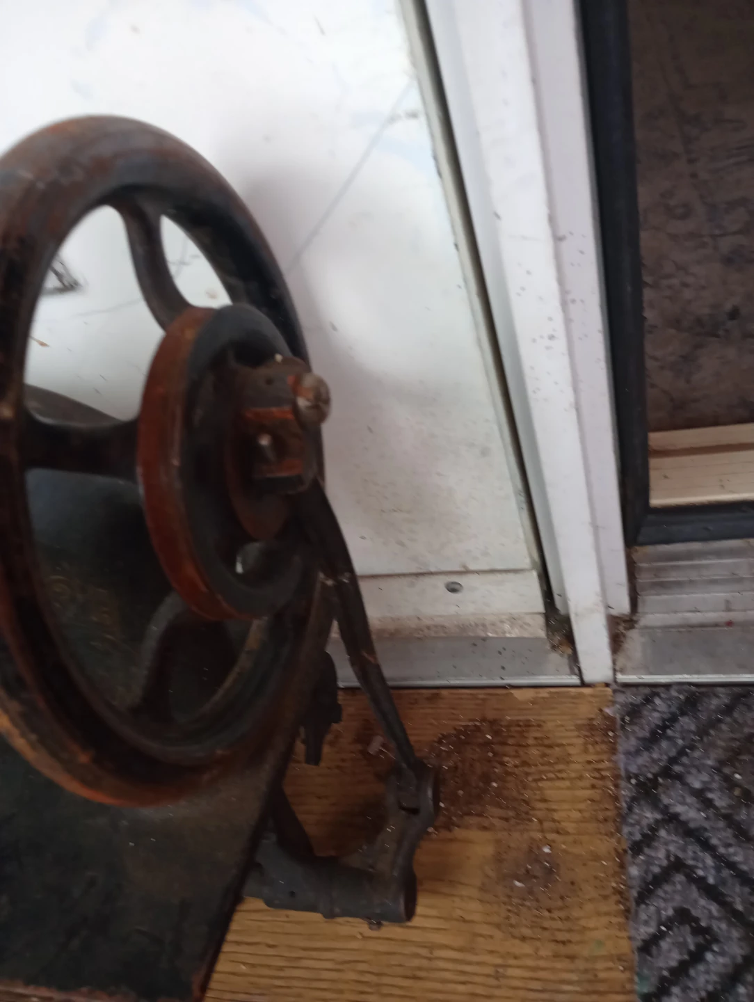 Vintage Sewing Machine - For Parts or Restoration - photo 2