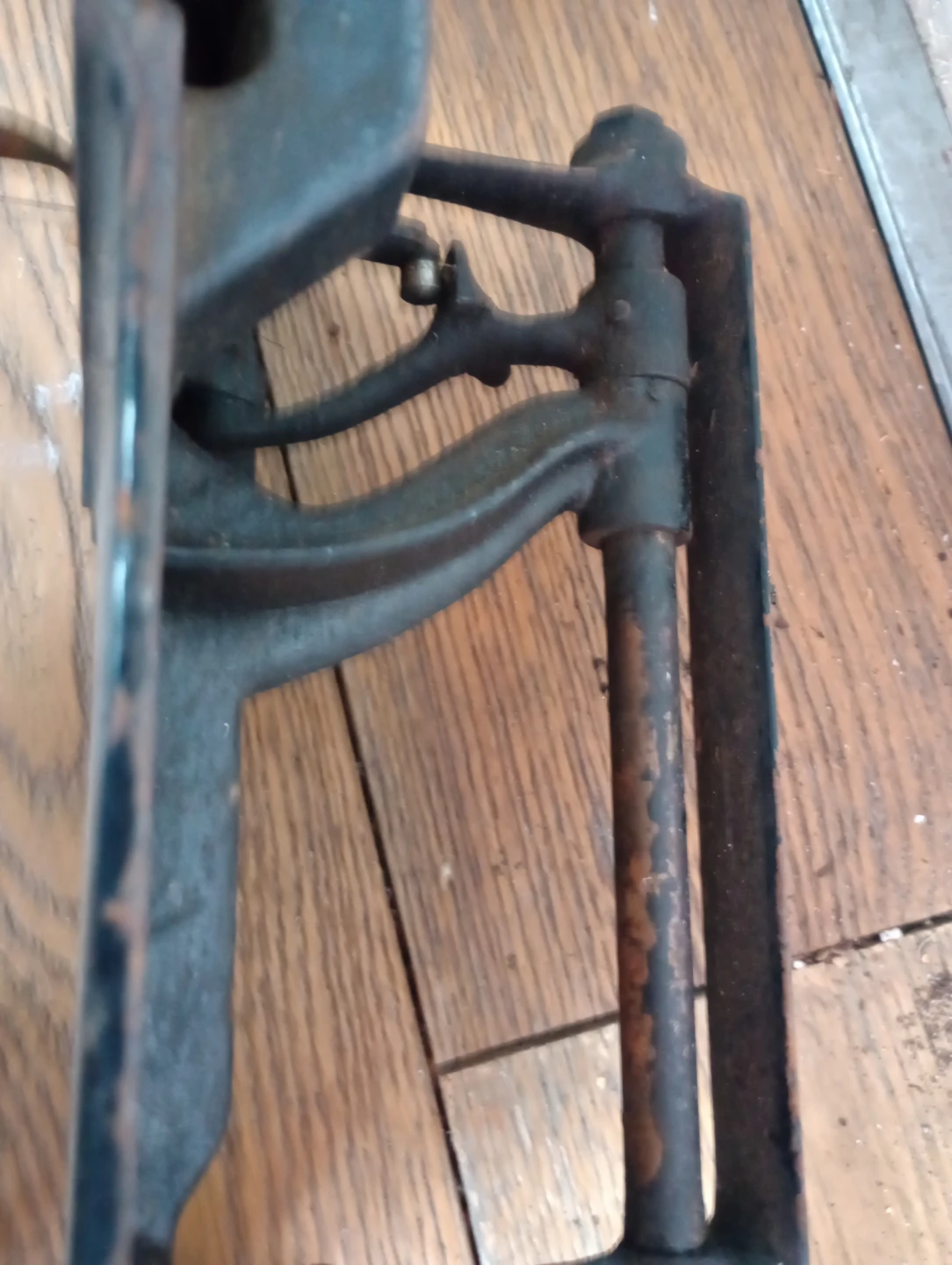 Vintage Sewing Machine - For Parts or Restoration - photo 3