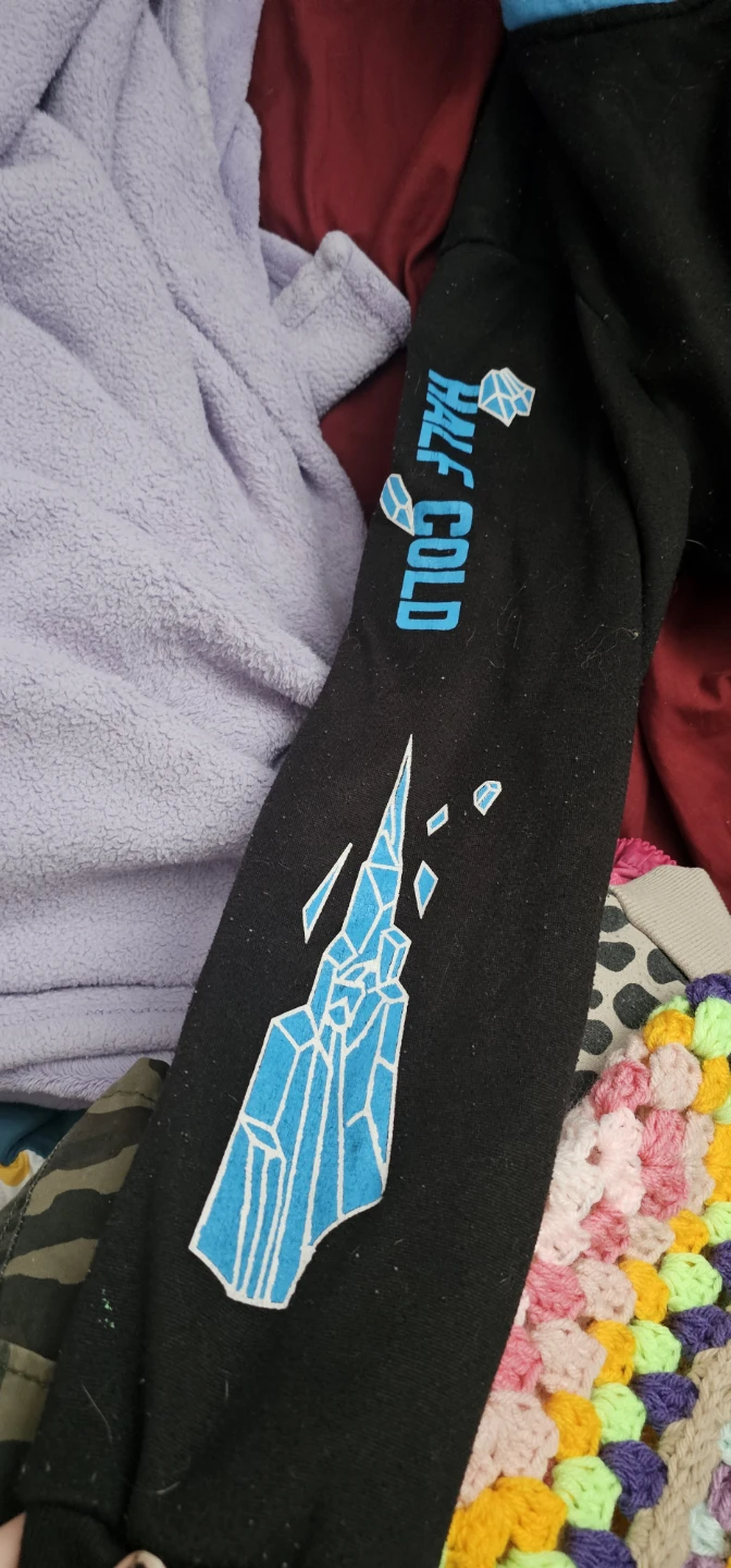 SHOTO "WHAT'S MY QUIRK? 1/2 COLD 1/2 WARM" Hoodie - photo 3