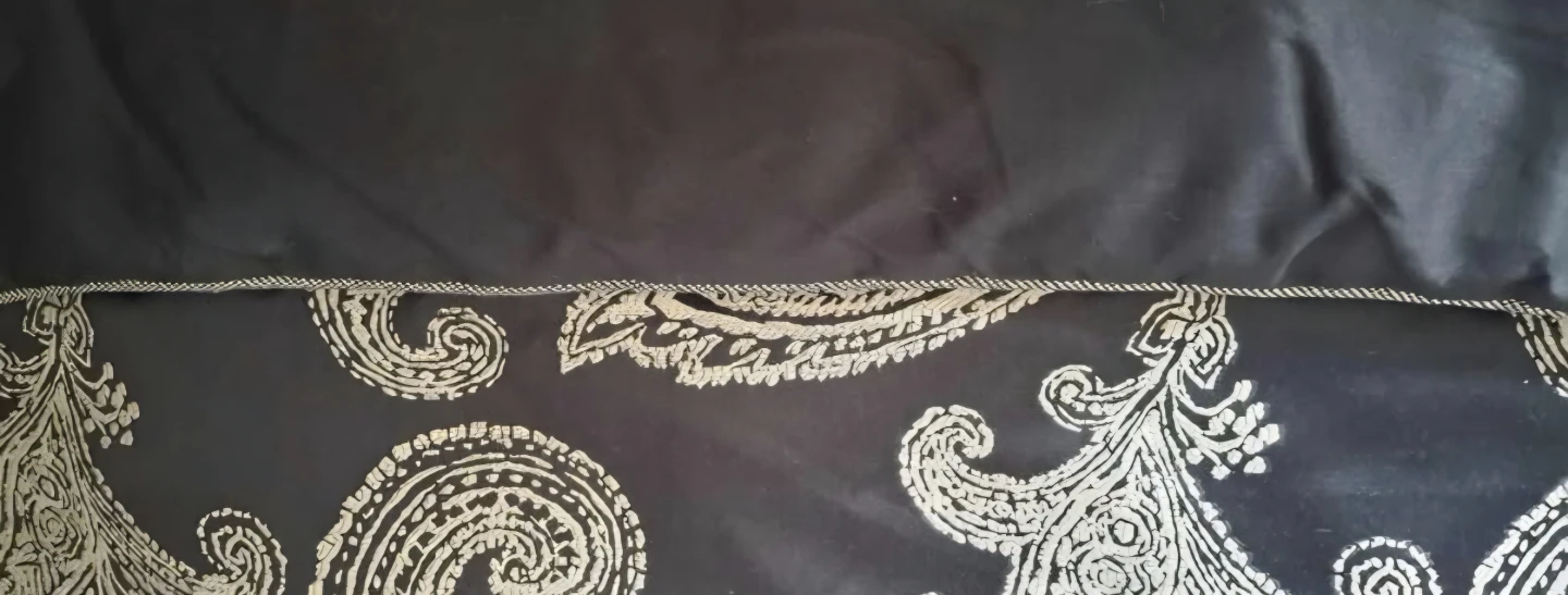 Queen/Full Comforter and Pillowcase Set, used for staging - photo 3