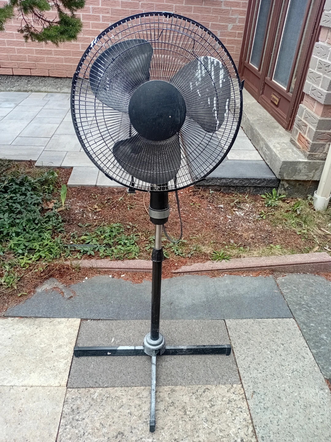 Black oscillating stand fan - photo 5