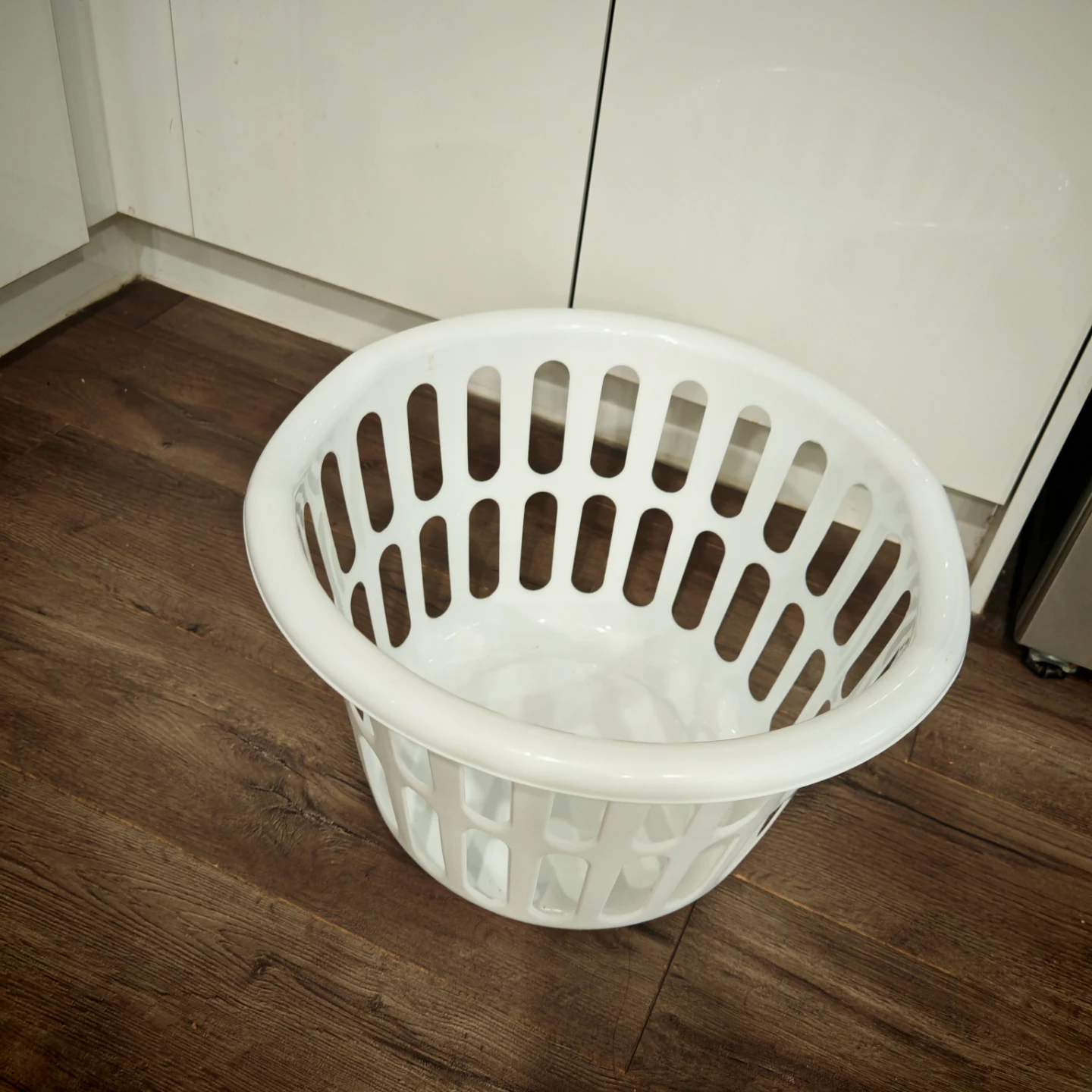 White Plastic Laundry Basket - photo 2