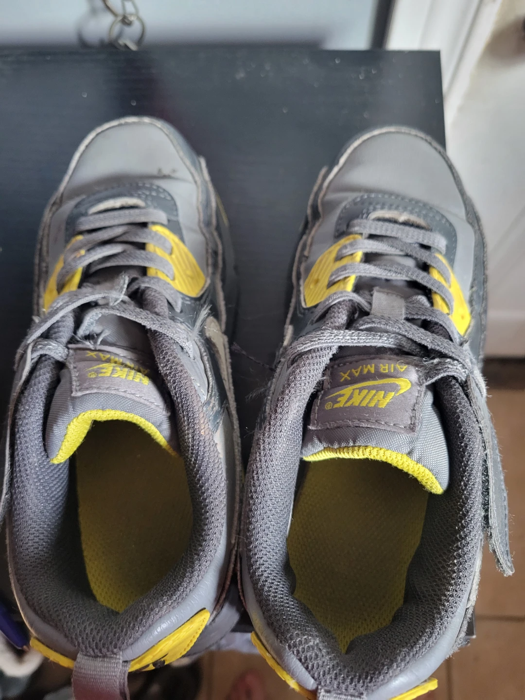 Well-loved kids Nikes size 2 - photo 3