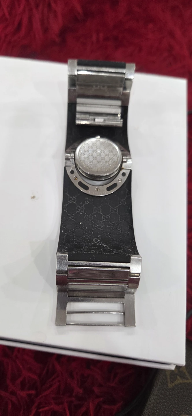 Gucci Black Rubber "GG" Logo Cuff Watch - photo 2