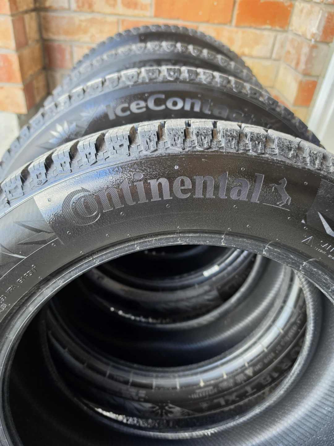 Continental Ice Contact XTRM WINTER Tires. 225/60R18