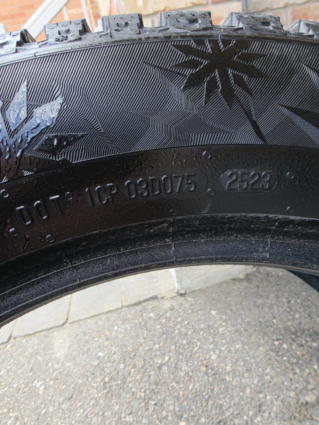 Continental Ice Contact XTRM WINTER Tires. 225/60R18 - photo 4