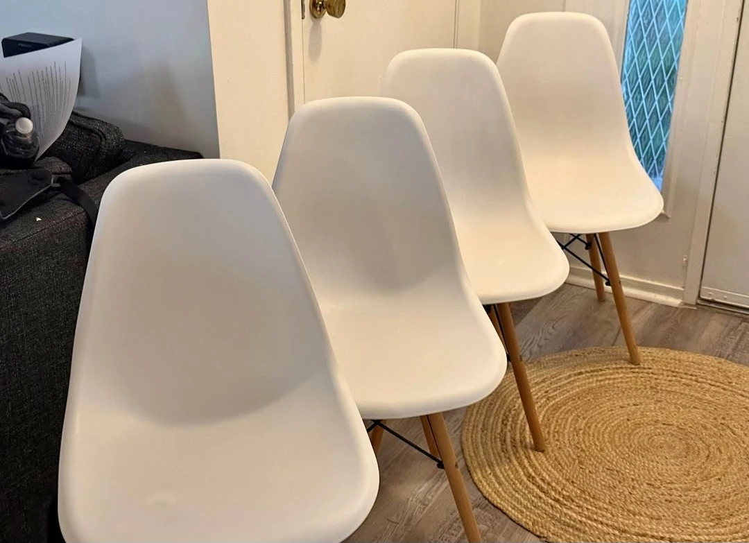 Set of 4 White Dining Chairs with Wood Legs