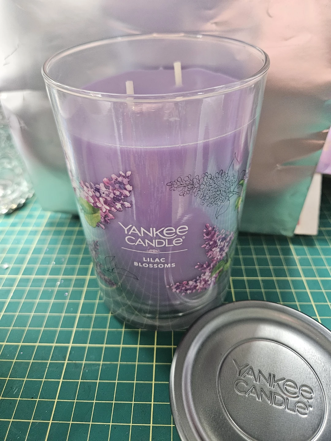 Yankee Candle Lilac Blossoms 20 oz Jar Candle - photo 2