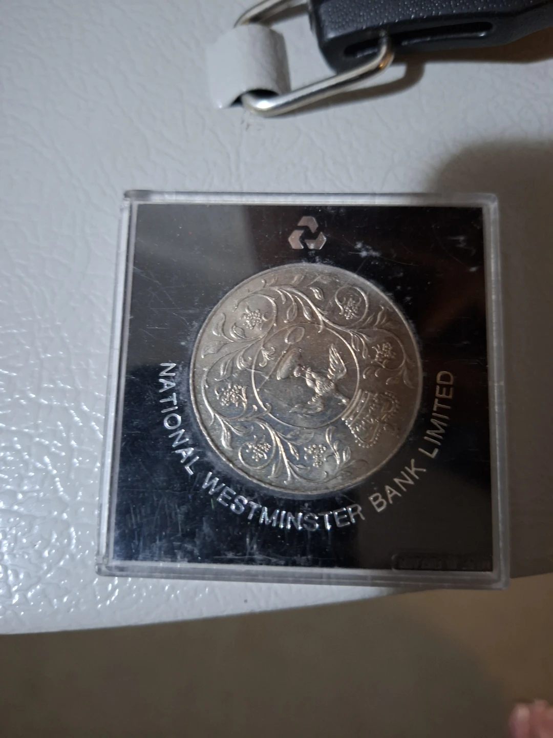 1977 H.M. Queen Elizabeth II Silver Jubilee Crown Coin - photo 2