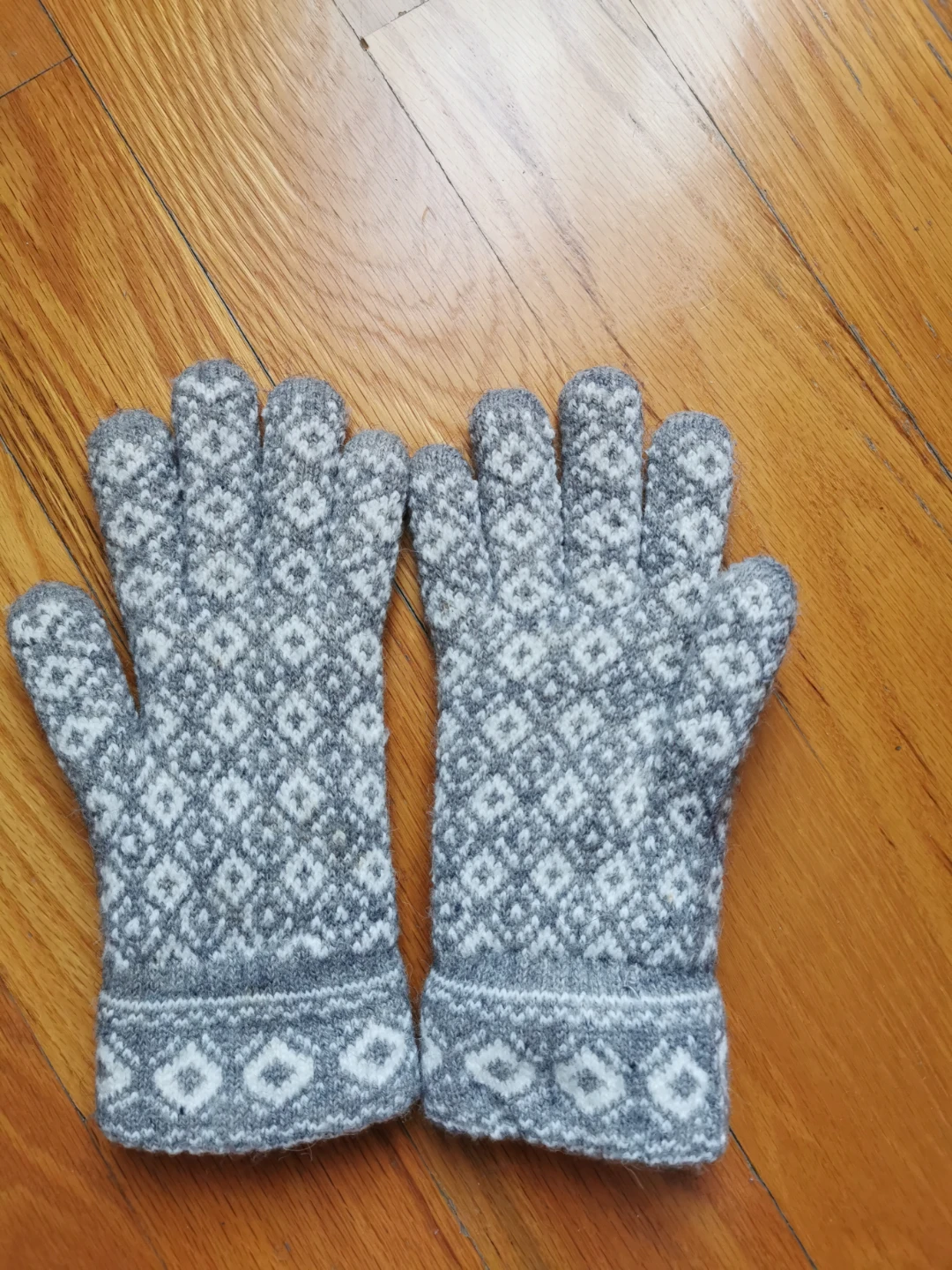 Grey knit gloves with faux fur trim