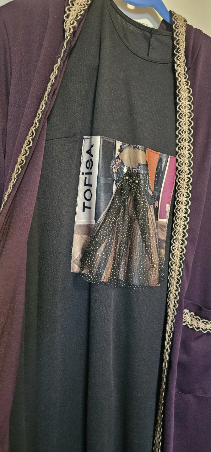 Purple abaya with decorative trim and graphic pocket - photo 3