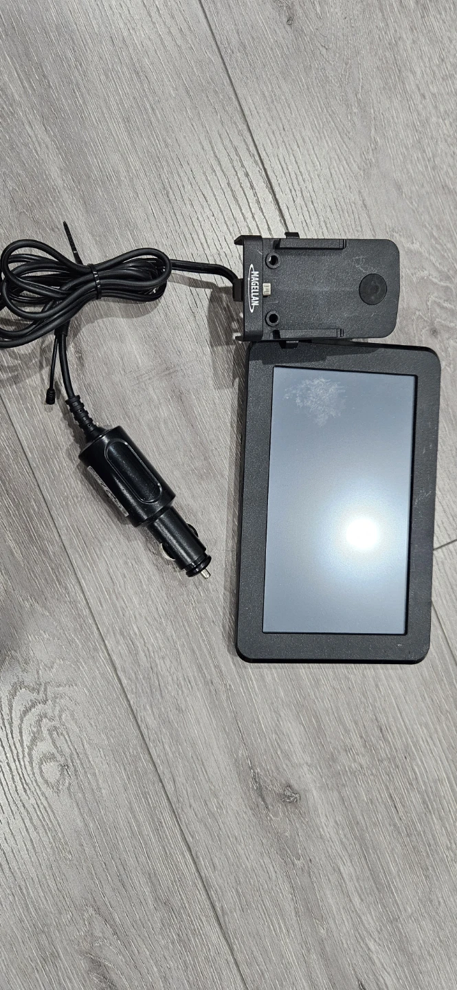 Magellan GPS Navigation Device with Car Charger and Mount - photo 3