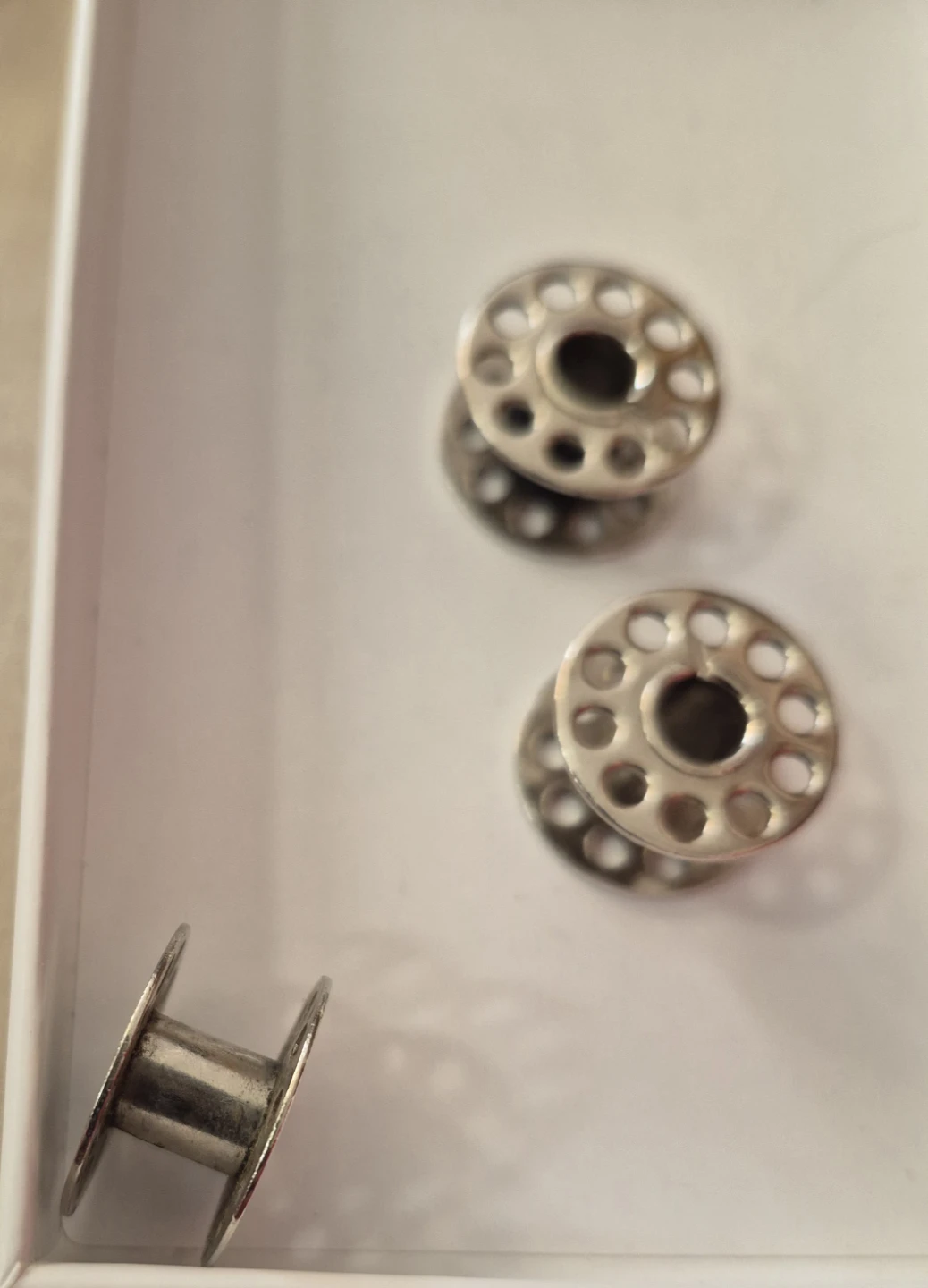 Set of 3 Metal Sewing singer Machine Bobbins - photo 2