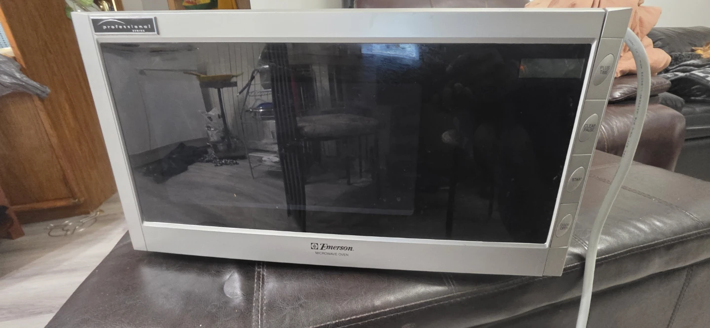 Emerson MW8108PC Microwave Oven