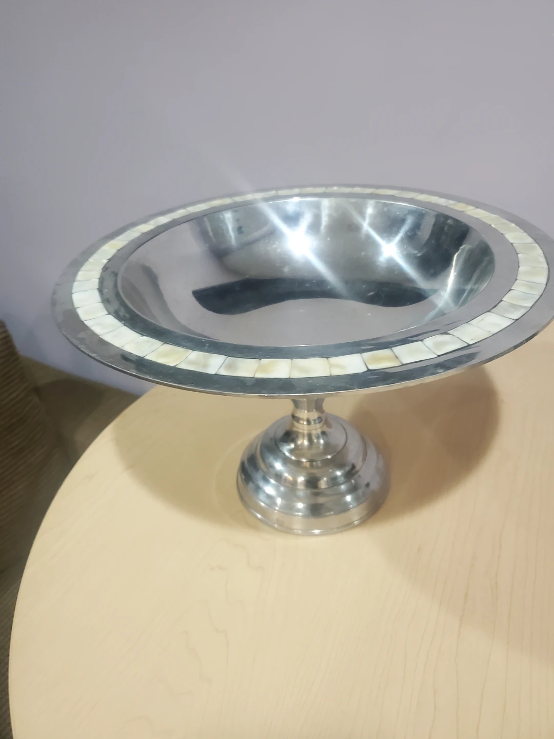 Pedestal fruit bowl with decorative inlay