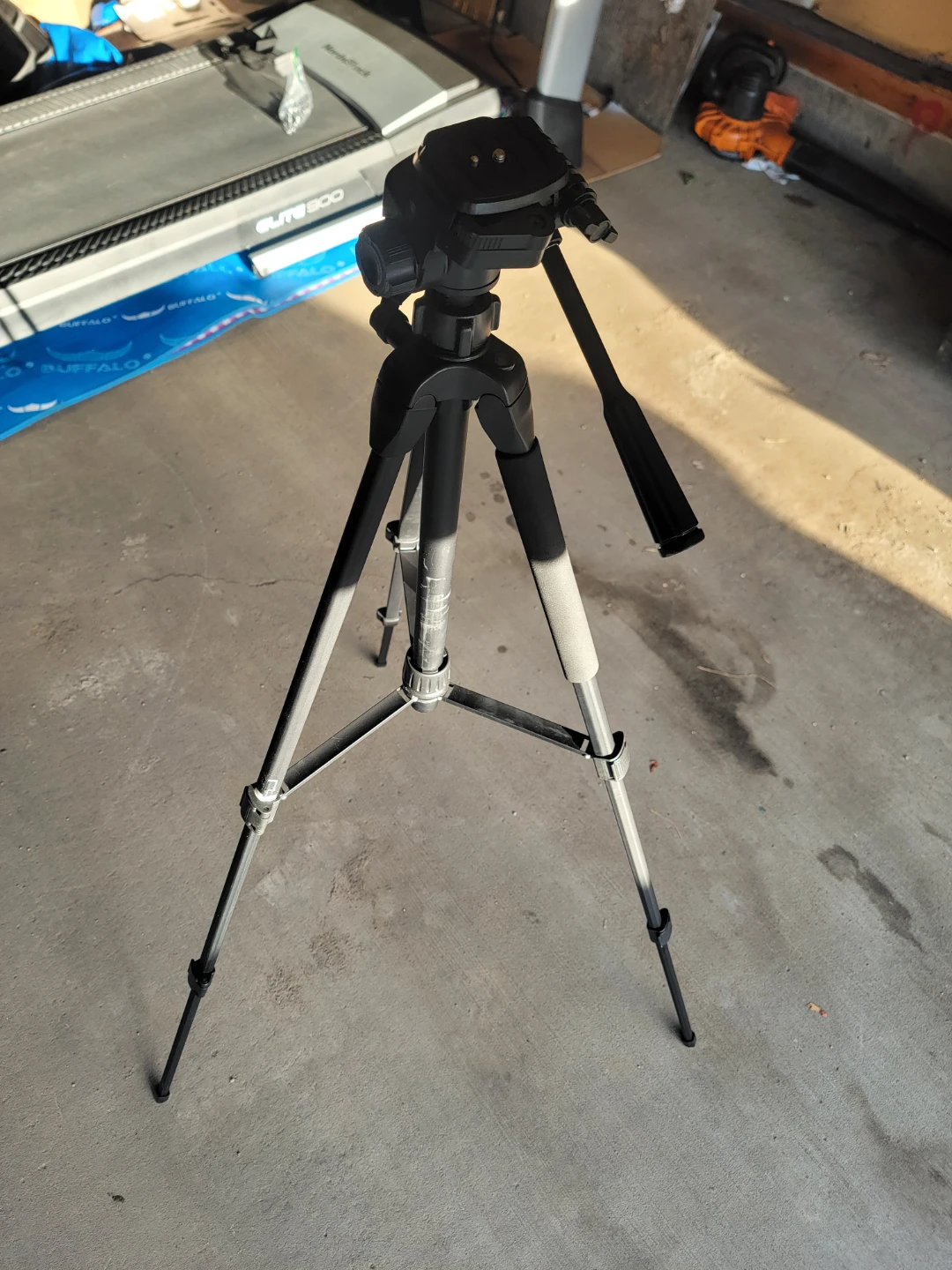 Tripod - Like New / Mint Condition - photo 3