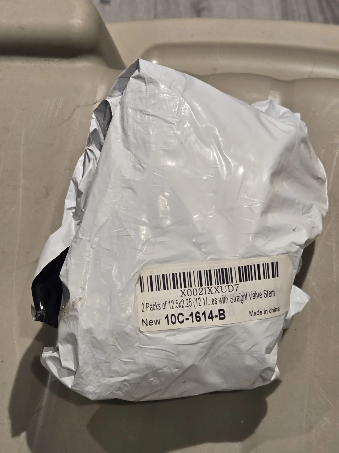 2 Pack of rubber tires with valve stems
