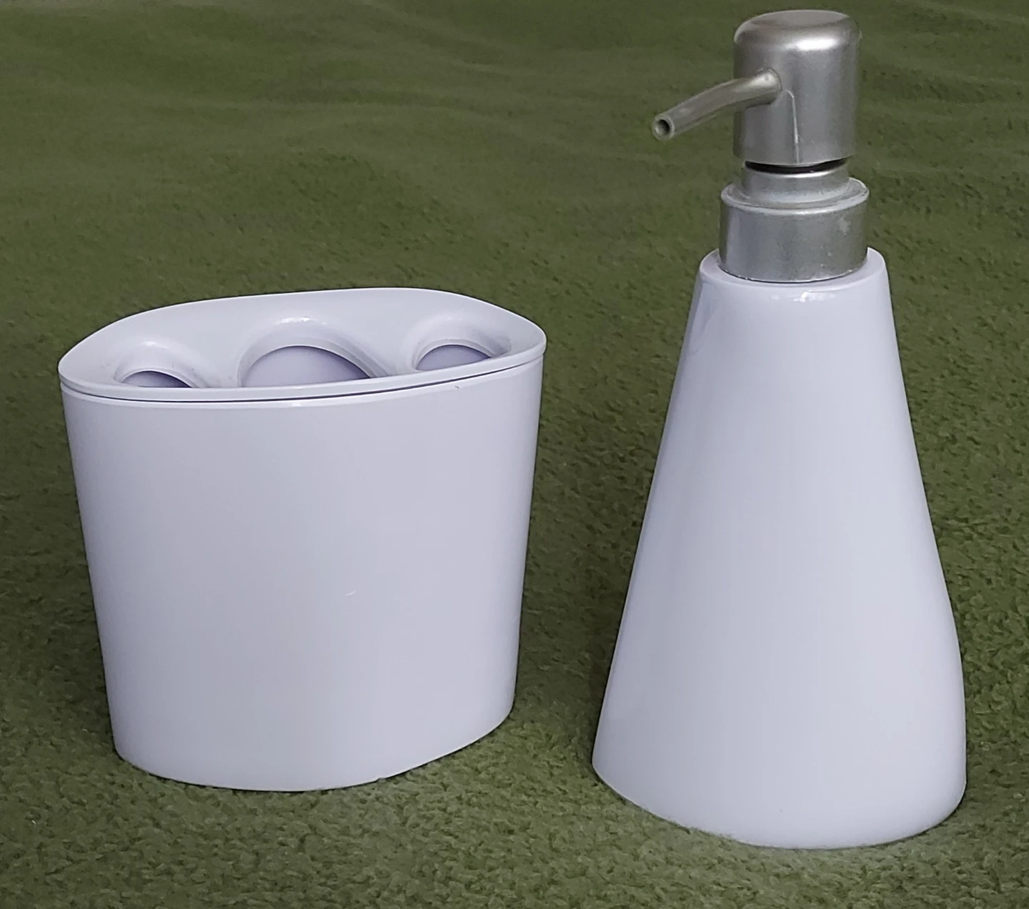 🌱Umbra White Soap Dispenser and Toothbrush Holder Set