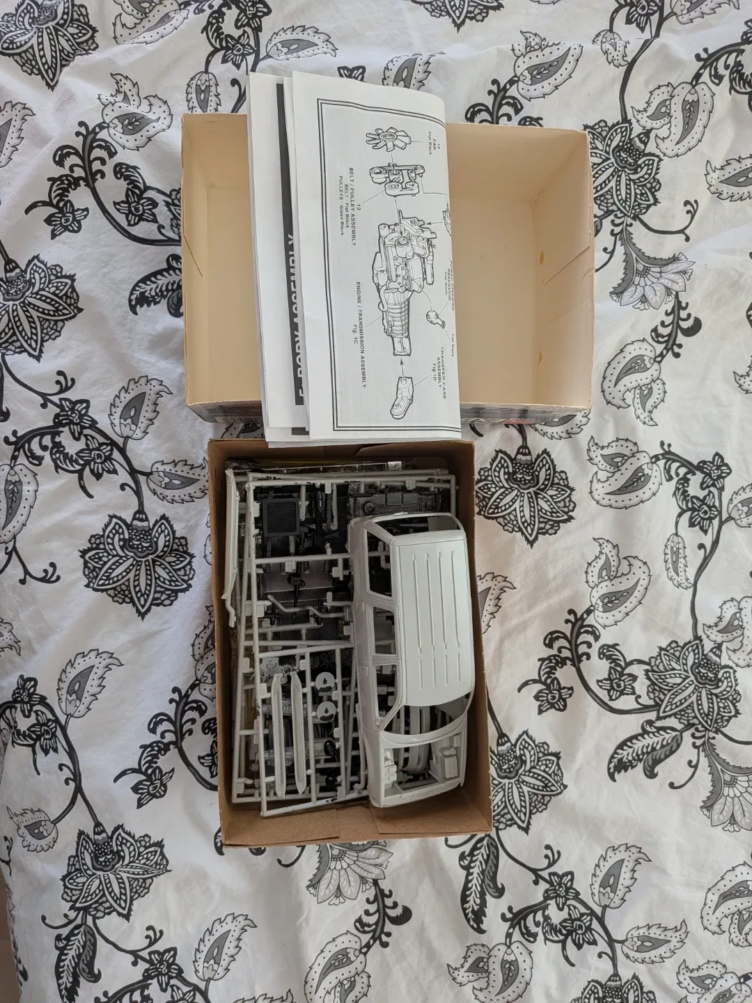 1996 Ford Explorer 4x4 1/25 Model Kit - photo 2