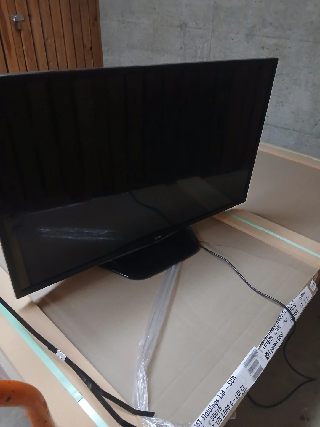 LG 42" Flat Screen TV - photo 2
