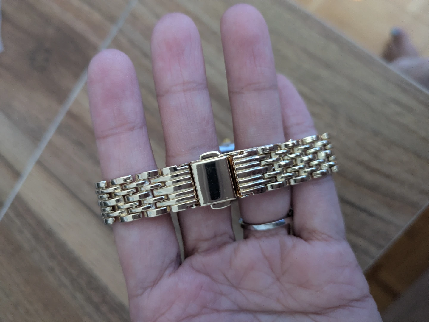 Beautiful gold watch (battery works) - photo 2