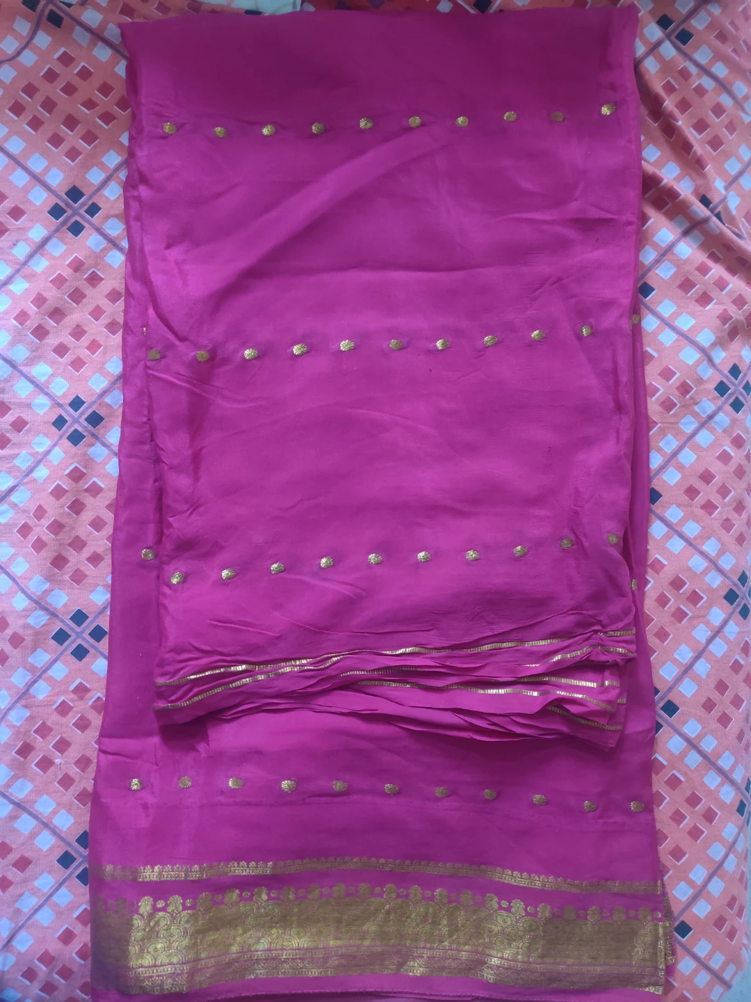 Fuschia Pink Silk Saree with Gold Zari Border - Barely Used - photo 5