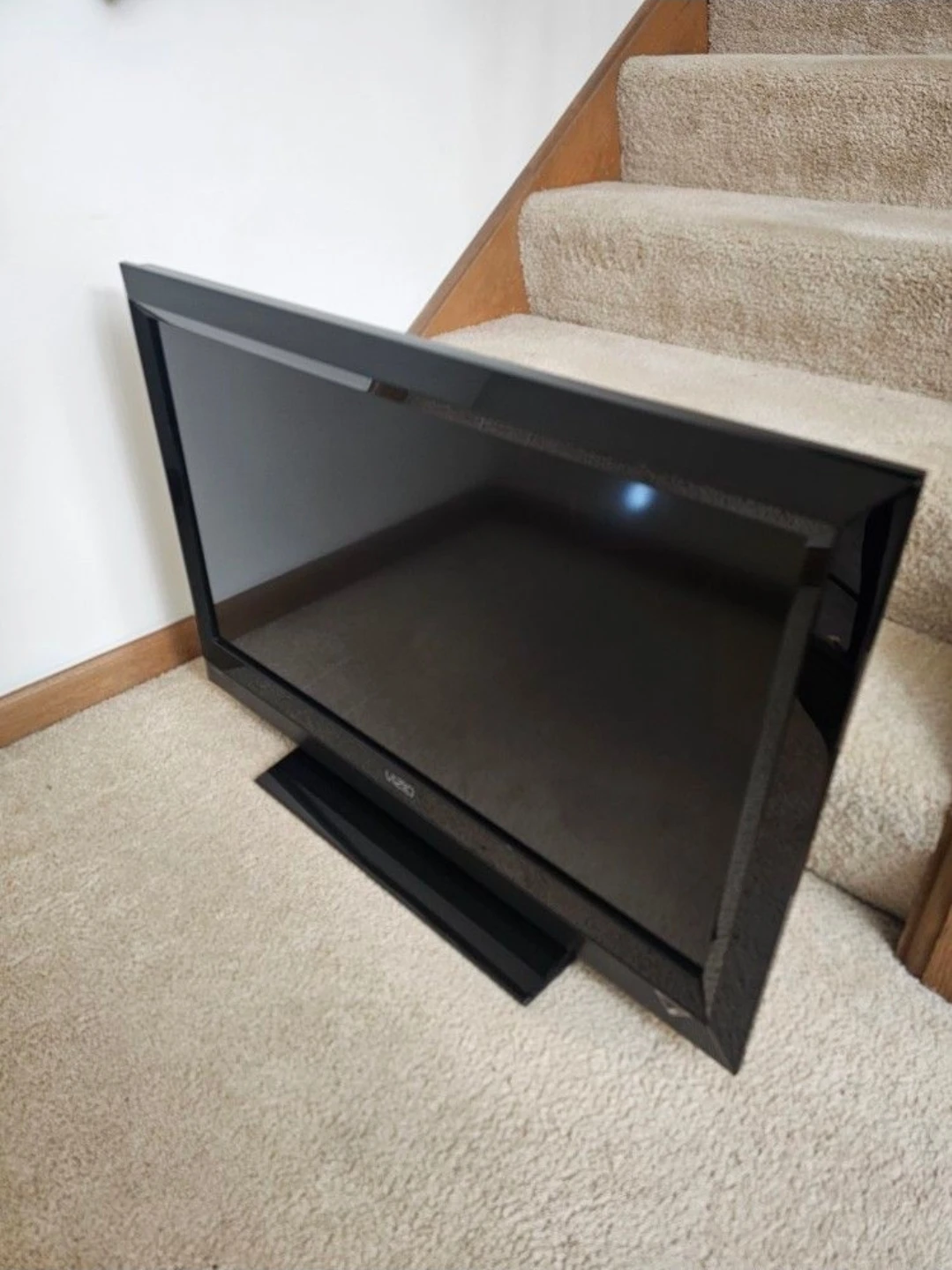 Vizio 32" LCD t.v. - photo 2