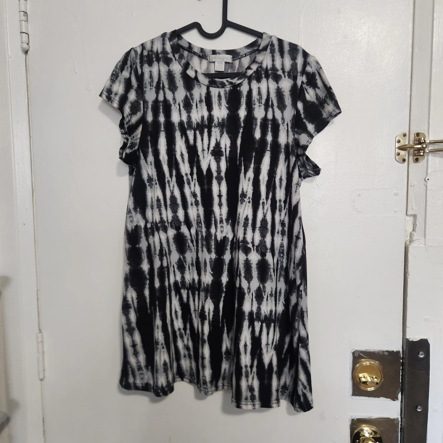 Magazine Women's Black & White Tie-Dye Shirt - Size M