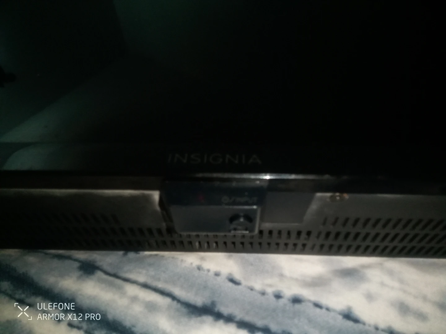 Insignia 32" LED TV - photo 2