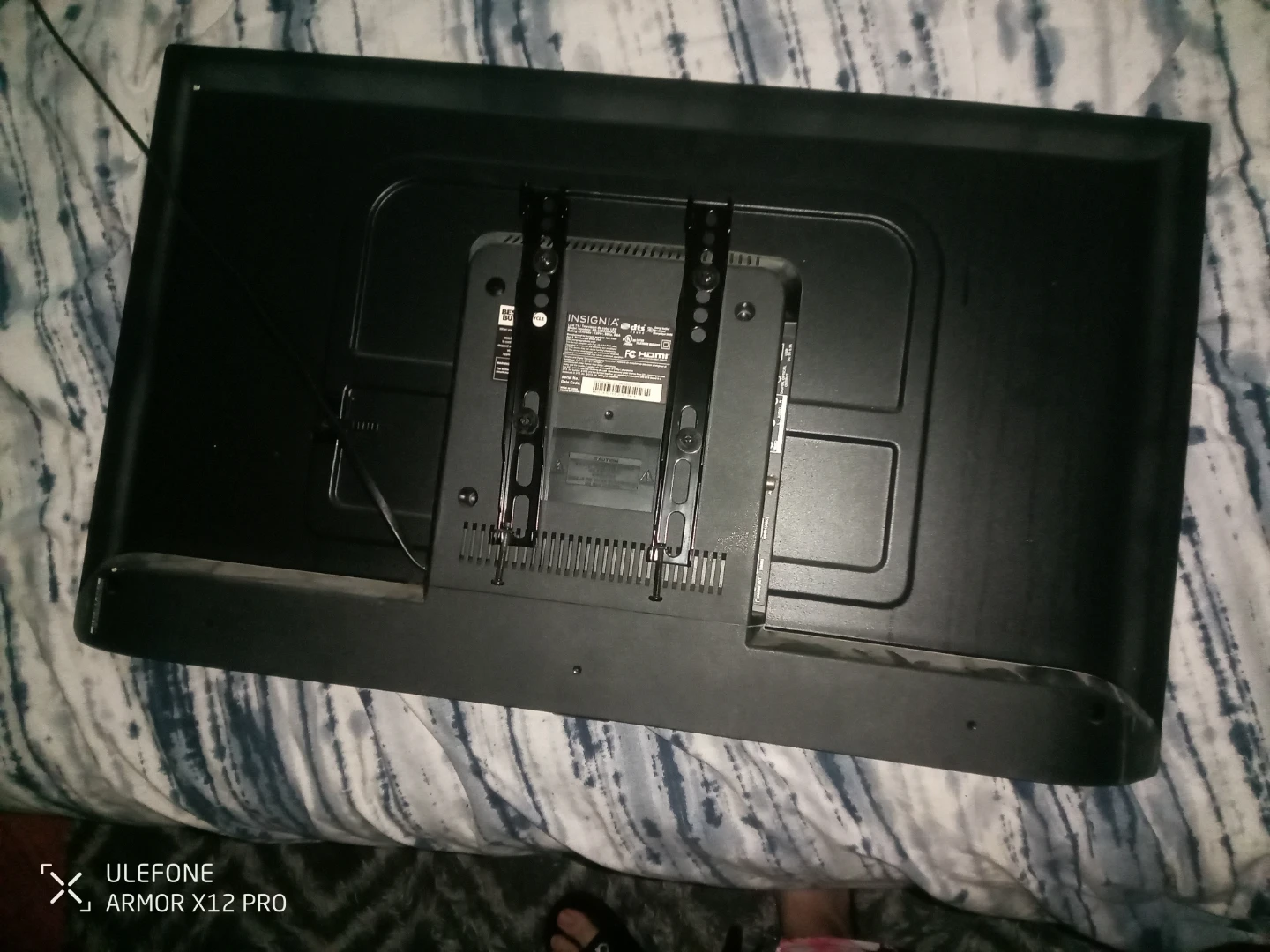 Insignia 32" LED TV - photo 3