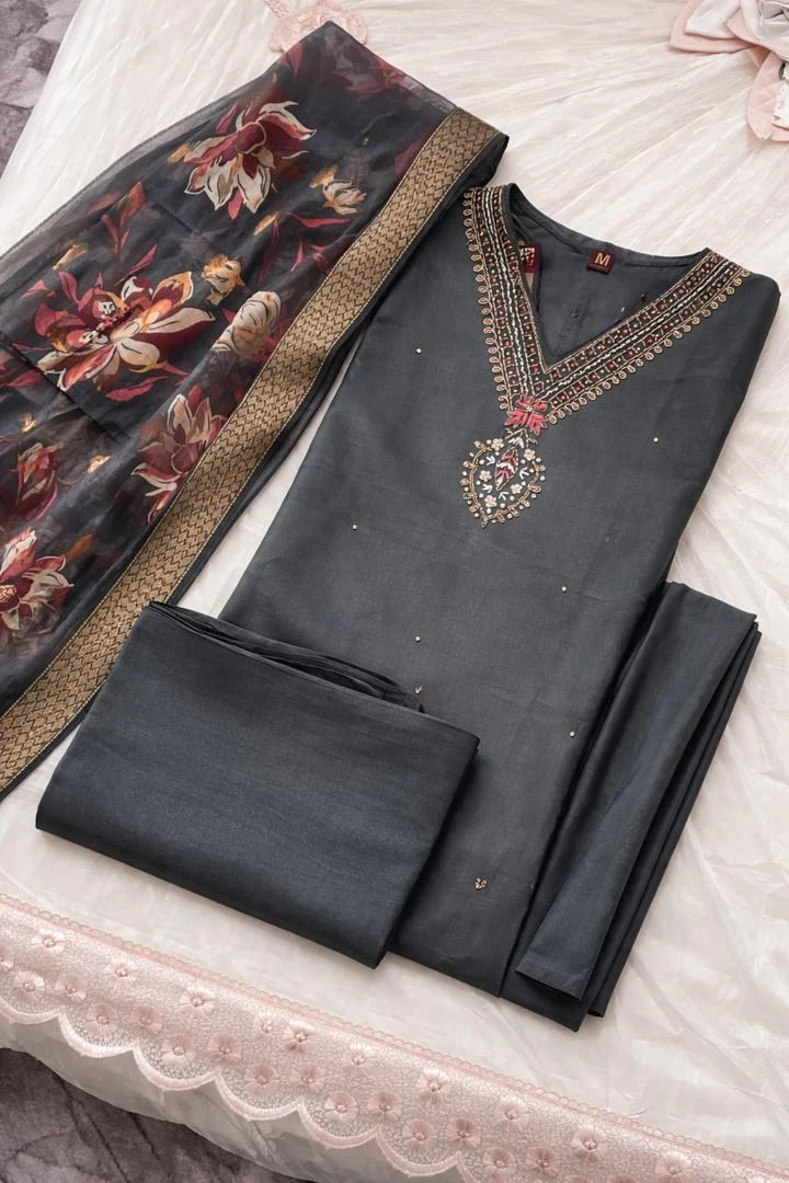 Women's Grey Embroidered Kurti with Dupatta and Pants Set - photo 3