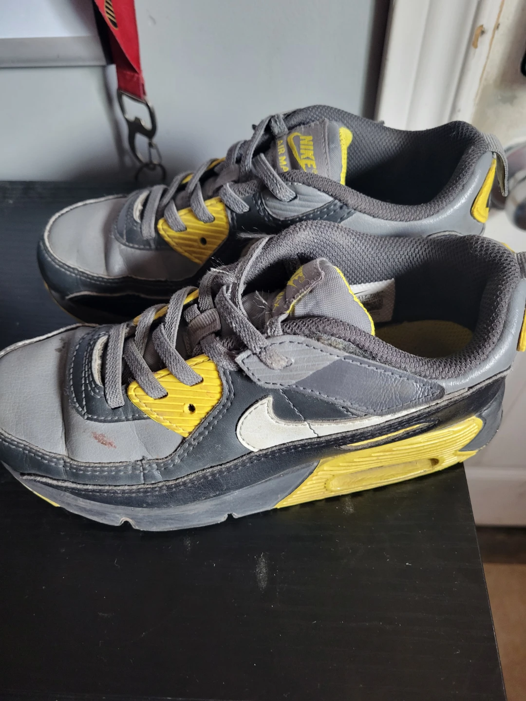 Well-loved kids Nikes size 2 - photo 2