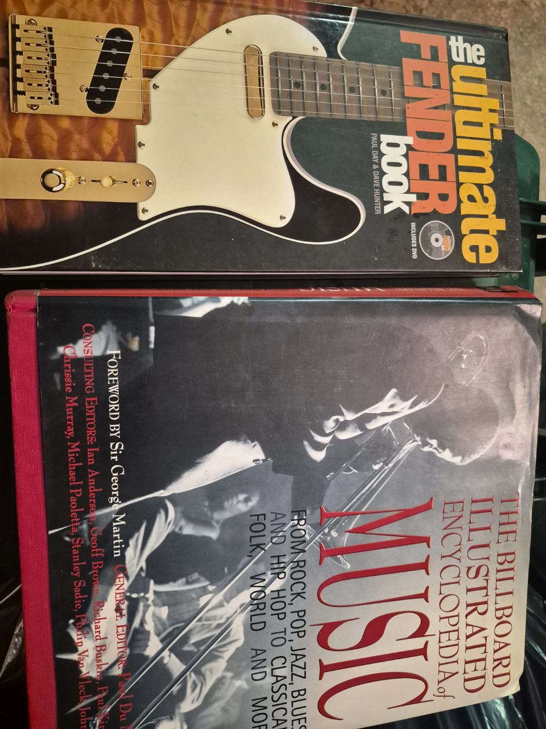 The Ultimate Fender Book with DVD