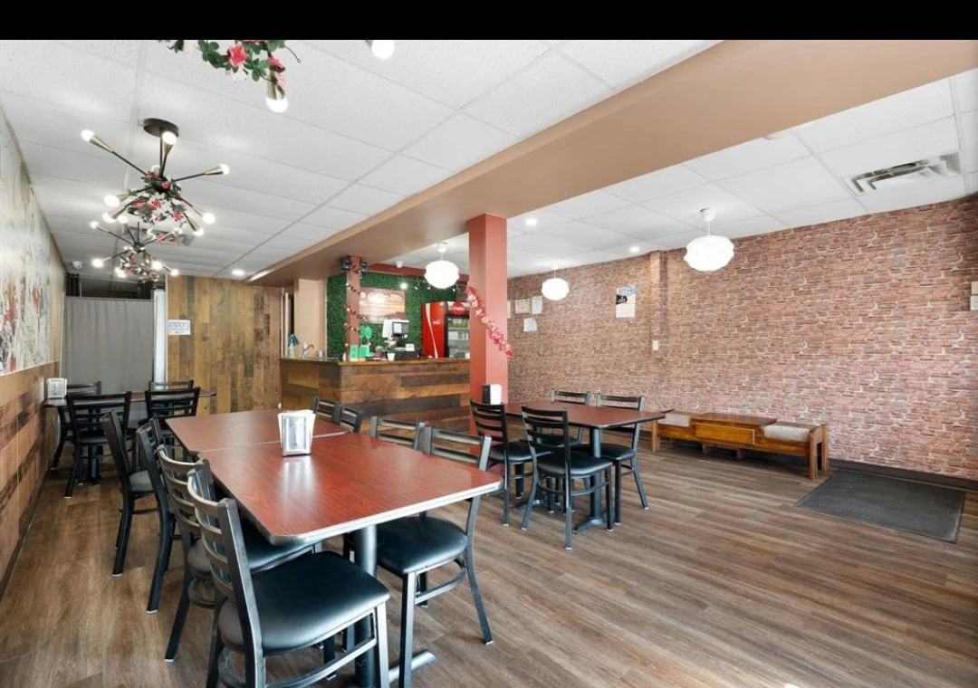 Restaurant Seating Area - photo 3