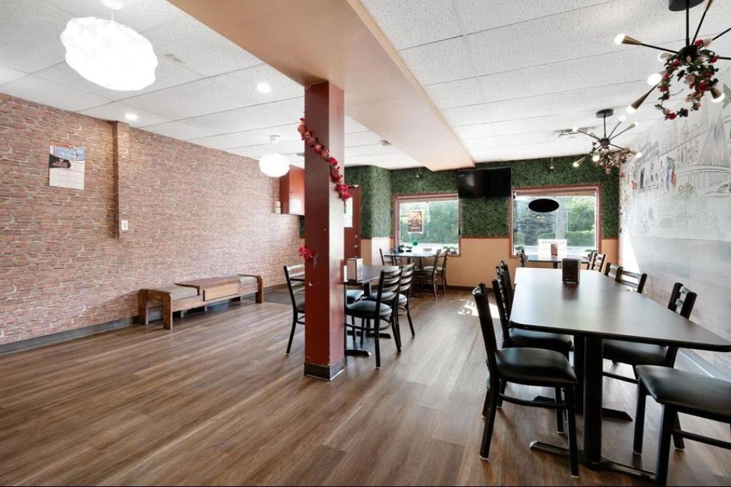 Restaurant Seating Area - photo 4