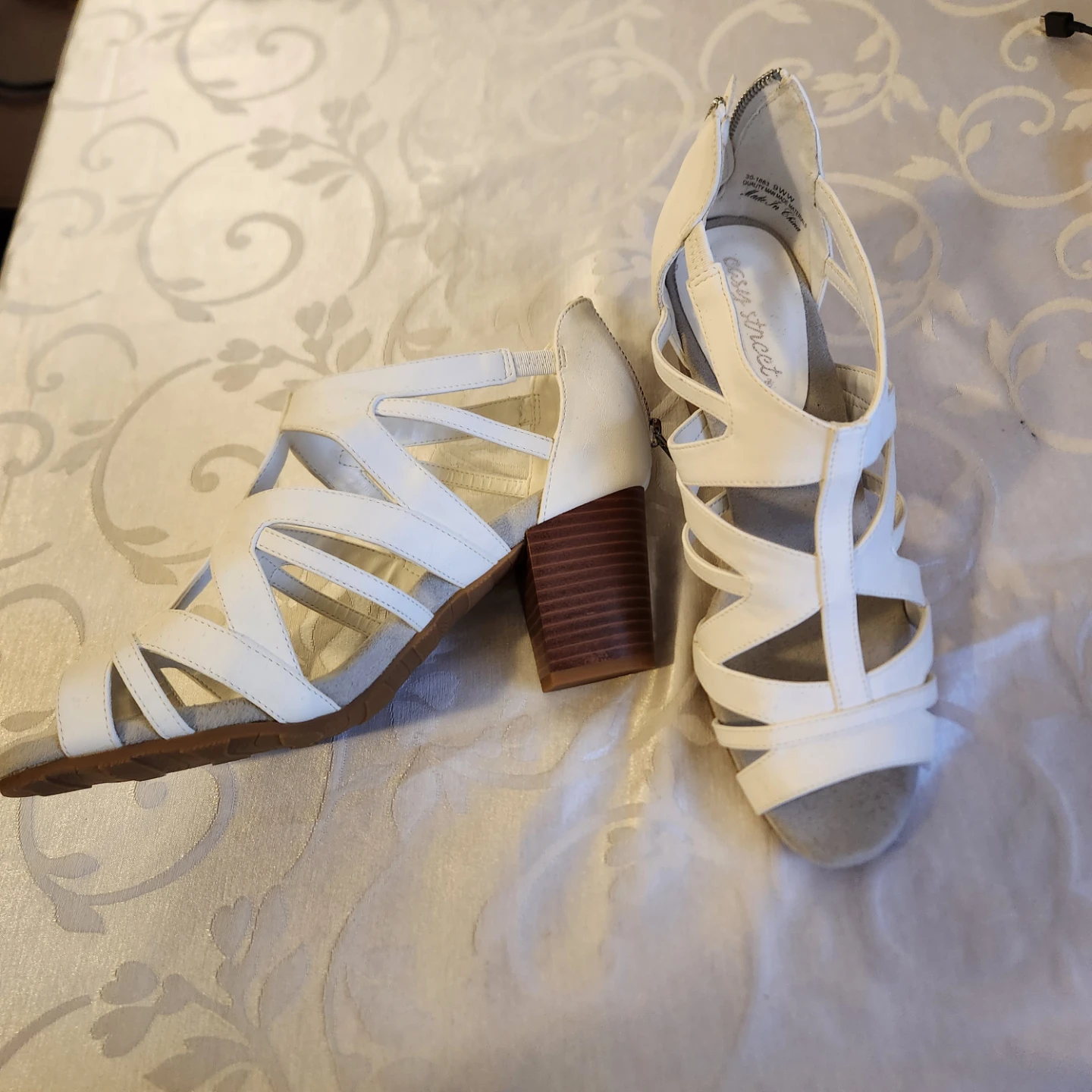 Easy Street Women's White High Heels Platform shoes, Size 9 - photo 3