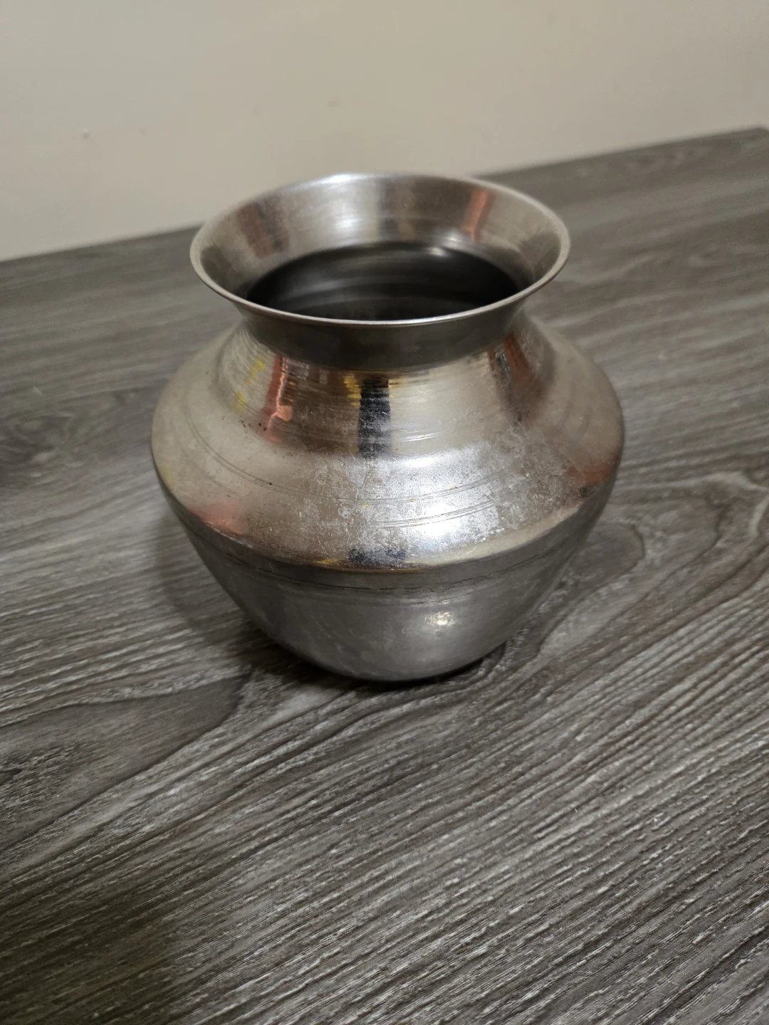 Stainless steel welcome pot.
