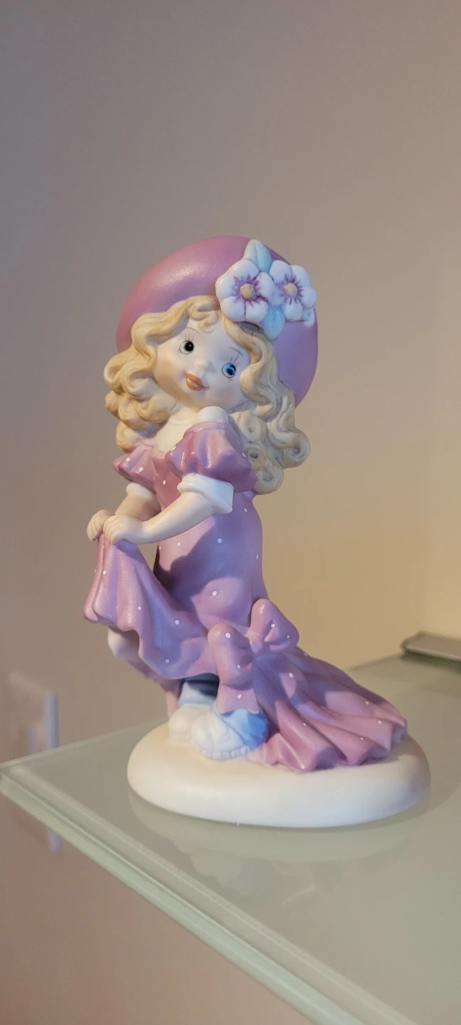Vintage girl figurine 🌱