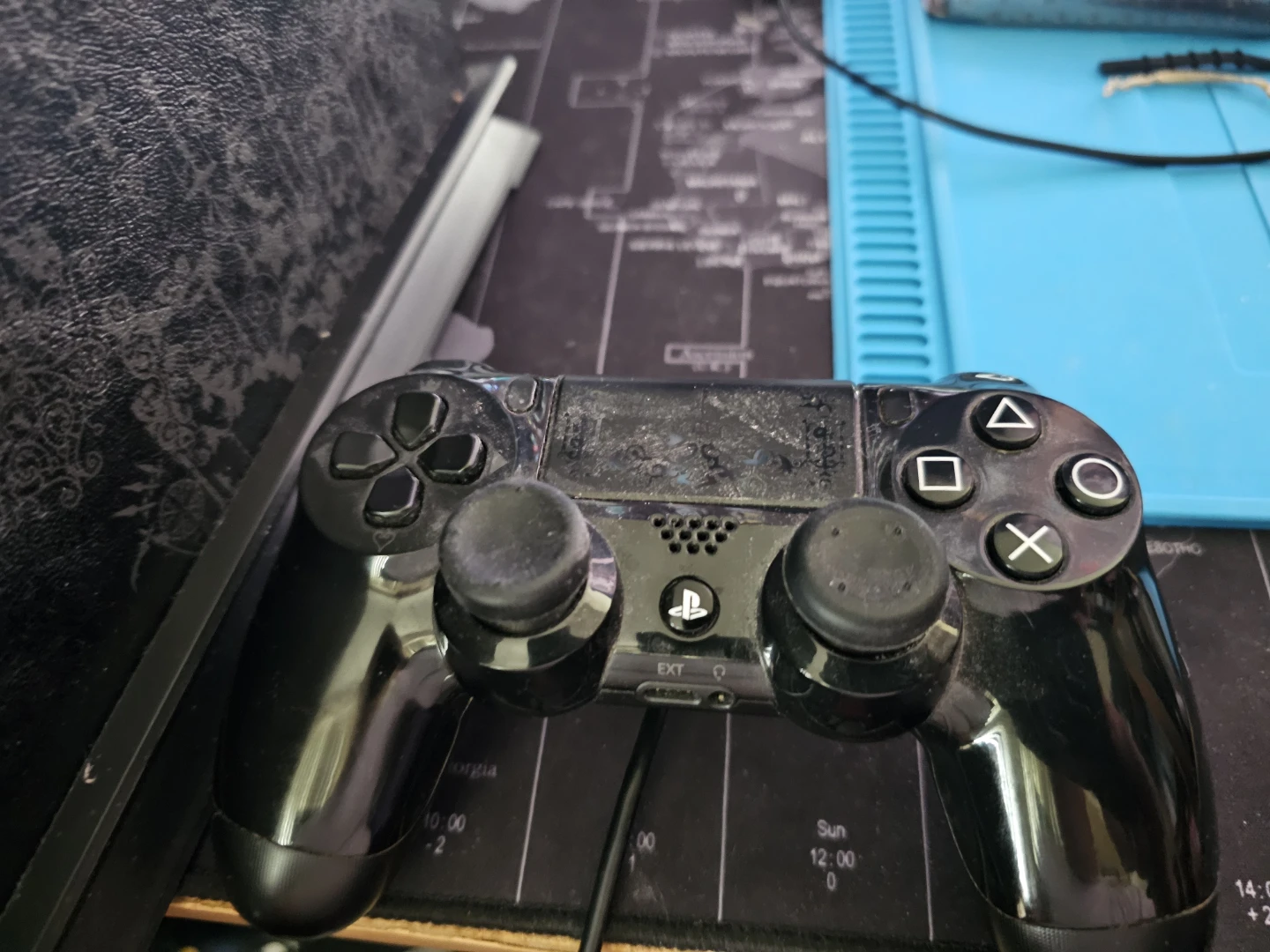Ps4 Kingdom Hearts Edition 2tb and original controller - photo 2