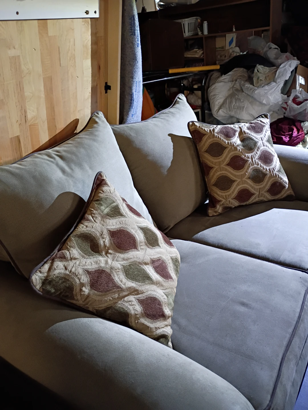 Loveseat Beige / Light Brown w/ Decorative Accent Throw Pillows