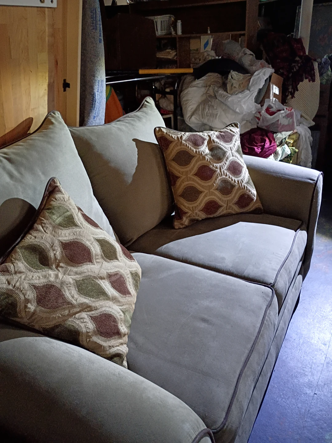 Loveseat Beige / Light Brown w/ Decorative Accent Throw Pillows - photo 2