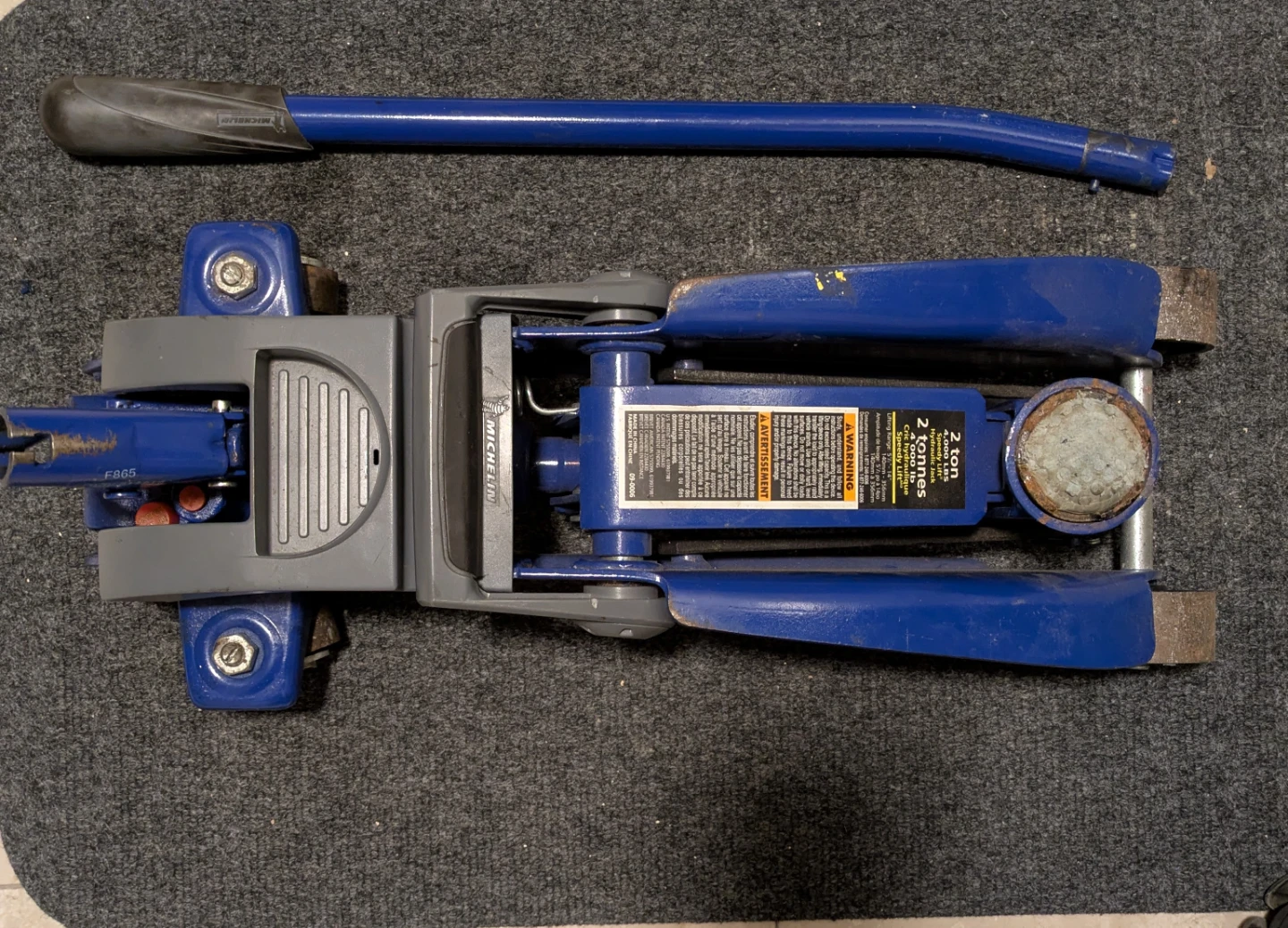 Hydraulic floor jack - NEEDS REPAIR