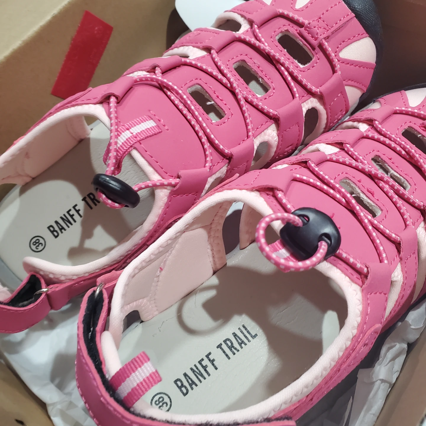 Banff Trail Size 6 Pink Sandals