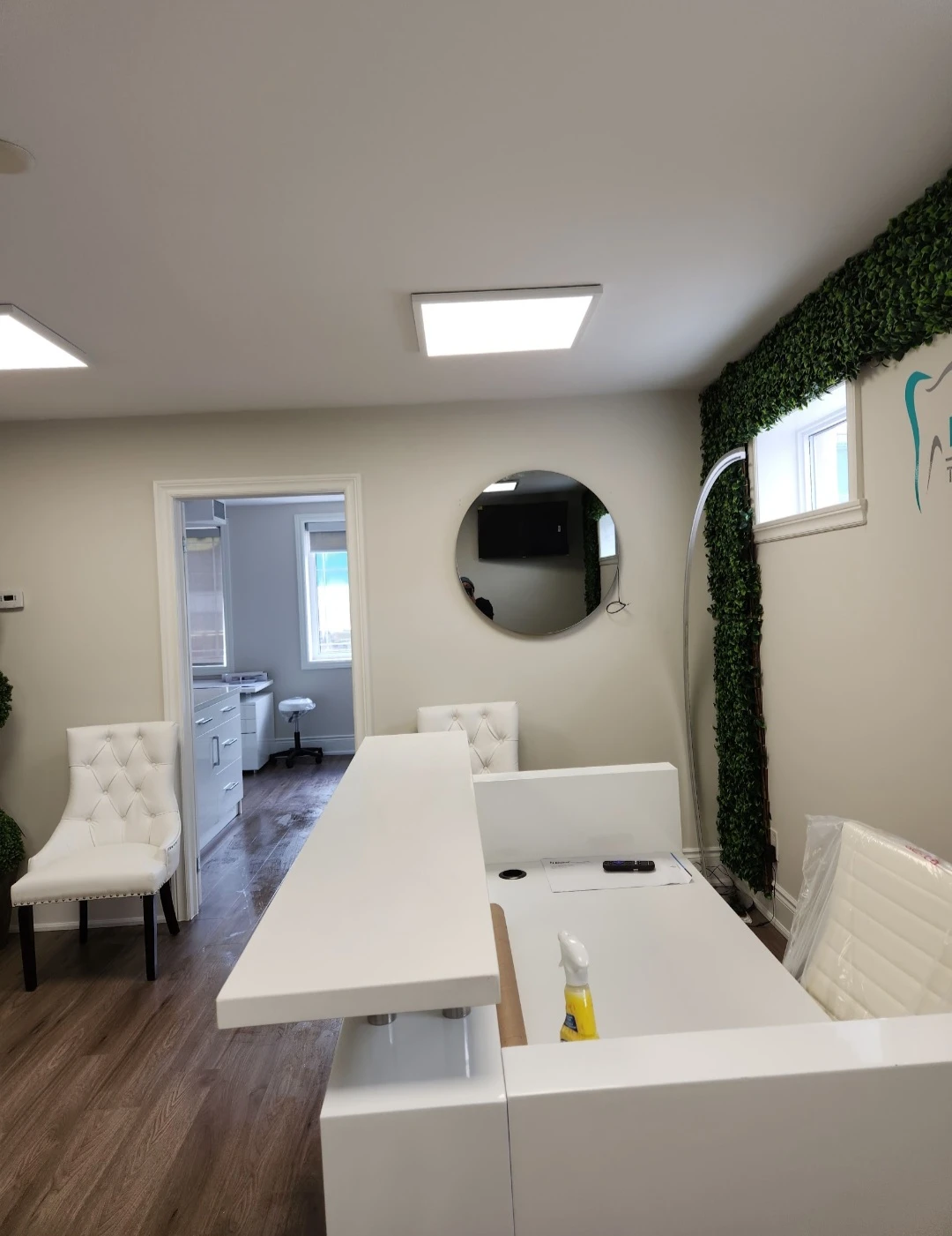 Modern White Reception Desk - photo 4