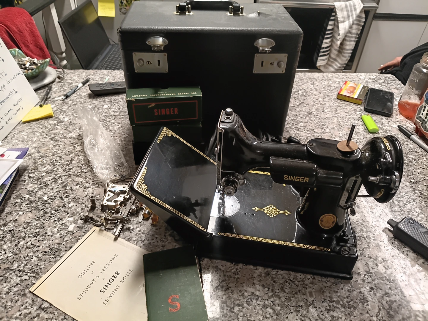 Vintage Singer Sewing Machine with Case - photo 2