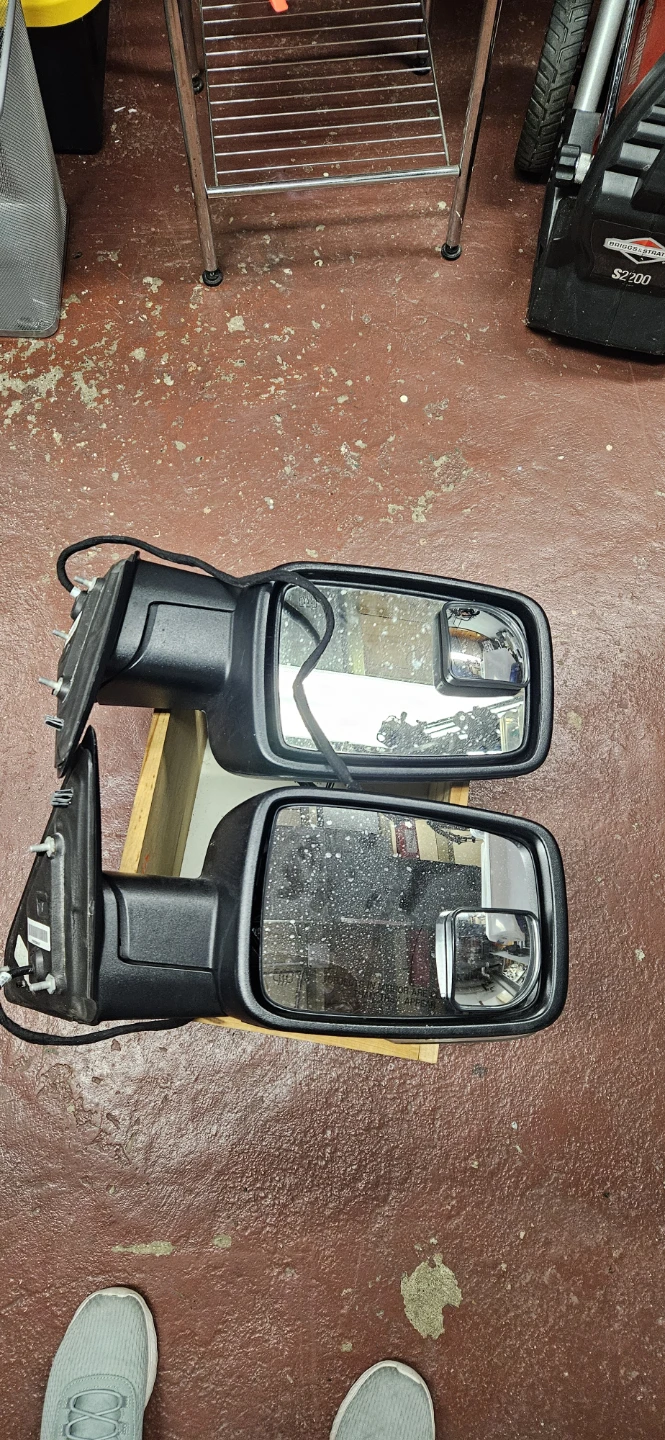Pair of power folding mirrors from a 2016 Dodge Ram 1500